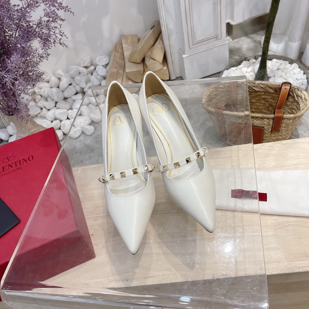 💕💕Factory direct selling price p440💕💕 Genuine leather sole +40 🆕Valentino. Valentino👑👑Latest series in the counter, the highest version, perfect details, very eye-catching catwalk series launched, V family’s hot rivet elements, luxurious and gorgeous! Various colors can be matched with beautiful clothes in spring and summer. There are many choices🎉🎉Exquisite and durable. It is copied at 1:1 of the original product. The upper foot is very pedicure-like. The key point is that it is very good and easy to control. It does not grind the feet and does not tire the feet. It is a walking artifact. The last shape is completely compared to the counter. The details are perfect. Without the original version, it would not be so exquisite! (Note! The heel shape and height are exclusively molded according to the original version, and are not randomly substituted by the market🐂) The color and texture of the fasteners are consistent with the original version! 🔺Fabric: Imported sheepskin, 🔺Lining: According to the original high-gloss imported sheepskin lining 🔺6 colors to choose from: black ➕black belt, black ➕white belt, pink, burgundy, white, apricot 🔺Number of yards: 35 to 42 yards (42 yards are not exchanged) 🔺Heel height: 7cm Rubber sole Genuine leather sole +40